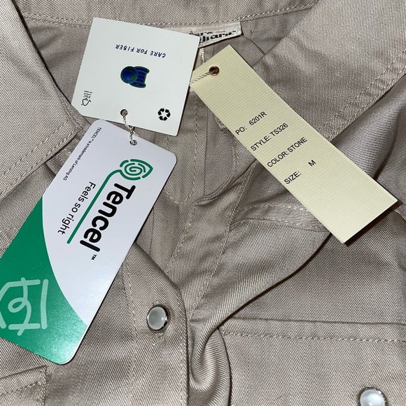 Elegant Beige Button-Down Shirt - Picture 6 of 7